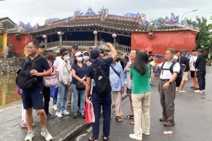 Nước vừa rút, khách du lịch đã trở lại phố cổ Hội An