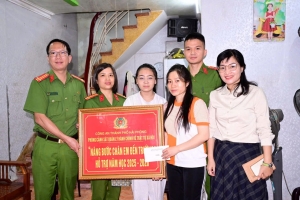 Công an Hải Phòng giúp đỡ 03 trẻ em có hoàn cảnh đặc biệt khó khăn với phong trào “Nâng bước em đến trường”