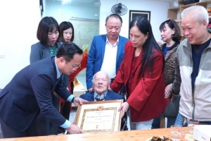 Phường Phú Diễn long trọng trao Huy hiệu 80 năm tuổi Đảng cho Nhà giáo Nguyễn Trúc