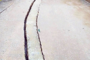 Quảng Trị: Quốc lộ 1A ngập sâu, đường Hồ Chí Minh xuất hiện vết nứt dài
