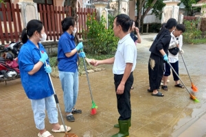 Huế: Nhiều trường đại học hỗ trợ viên chức, người lao động, sinh viên sau lũ