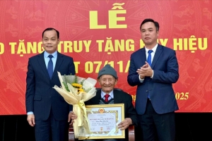 Hà Nội: Nhiều phường long trọng trao Huy hiệu Đảng đợt 7/11/2025
