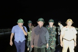 Phó Thủ tướng Trần Hồng Hà thị sát khu vực Quy Nhơn ngay trong đêm sau khi bão số 13 quét qua