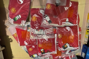 Tuyên Quang: Thu giữ lô sản phẩm thời trang giả mạo nhãn hiệu MANCHESTER UNITED