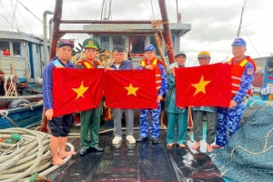 Bộ Tư lệnh Vùng Cảnh sát biển 1: “Đến tận nhà, ra tận bến” tuyên truyền chống khai thác IUU