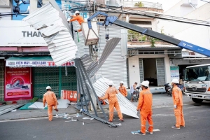 Khẩn trương cấp điện trở lại cho Nhân dân sau bão số 13