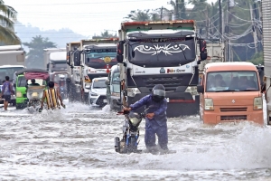 Philippines sơ tán hơn 100.000 người do bão Phượng Hoàng