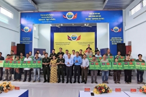 Trao bò giống cho người nghèo hai bên biên giới Việt Nam – Campuchia