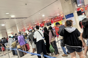 Tết xa: Nỗi lo vé về quê đắt hơn quà Tết