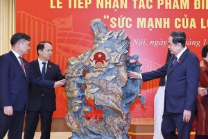 Chủ tịch Quốc hội dự Lễ tiếp nhận tác phẩm điêu khắc ánh sáng 'Sức mạnh của lòng dân'