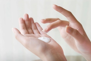 Thu hồi, tiêu hủy lô kem chống nắng trên nhãn ghi SPF 45+, kiểm nghiệm chỉ đạt 2
