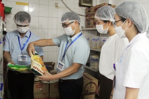 Bắc Ninh: Kiểm tra đột xuất bếp ăn trong khu công nghiệp sau phản ánh suất ăn không bảo đảm an toàn