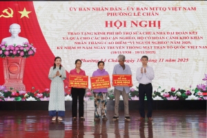 Phường Lê Chân trao kinh phí sửa nhà “Đại đoàn kết” và quà cho các hộ cận nghèo