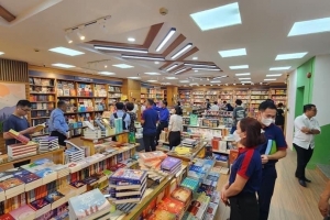 Nhà sách Hà Nội tấp nập học sinh mua thiệp và quà nhỏ trước ngày 20.11