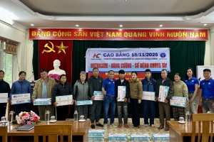 Trao tặng 700 thùng sữa hỗ trợ hộ nghèo và trẻ em khó khăn tại Cao Bằng