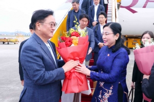 Chủ tịch Quốc hội Hàn Quốc đến Hà Nội, bắt đầu thăm chính thức Việt Nam