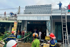 Đồn Biên phòng cửa khẩu quốc tế Vĩnh Xương kịp thời hỗ trợ người dân dập tắt cháy