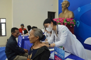 Bắc Ninh: Khám, cấp thuốc miễn phí, tặng quà người dân xã Tam Giang