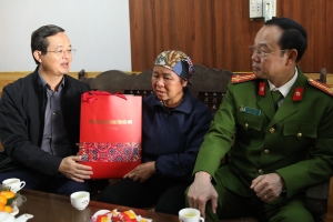 Chủ tịch UBND tỉnh Bắc Ninh thăm, tặng quà gia đình nạn nhân tai nạn giao thông