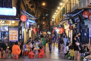 Hà Nội sôi động trở lại vào ban đêm: Cơ hội kinh tế và nỗi lo trật tự đô thị
