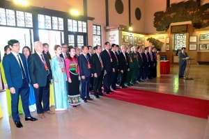 Đoàn đại biểu dự Đại hội Mặt trận Tổ quốc tỉnh Thanh Hóa lần thứ XVI dâng hương, báo công Chủ tịch Hồ Chí Minh