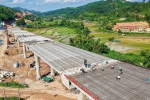 Hòa Phát cung cấp hàng nghìn tấn thép cường độ cao cho Long Thành, cao tốc, Aeon Mall và Vinhomes.