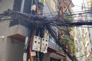 Hà Nội tăng cường kiểm tra và xử lý dây điện, cáp viễn thông chằng chịt trên nhiều tuyến phố