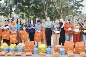 Gia Lai: 160 suất quà của các nữ doanh nhân hỗ trợ đồng bào bị ảnh hưởng do bão lũ