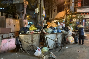 Hà Nội tăng cường xử lý điểm tập kết rác gây mùi trong khu dân cư vào chiều tối