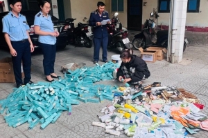 Quản lý thị trường Quảng Trị tiêu hủy hơn 1.500 sản phẩm hàng giả và nhập lậu