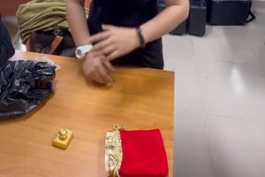 Quảng Trị: Bắt giữ phụ nữ vận chuyển gần 13 lượng vàng và pháo nổ từ Lào