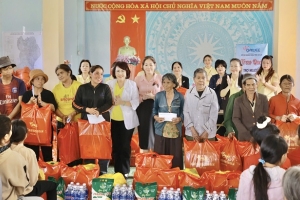 Gia Lai: 100 suất quà của Hội Nữ đoanh nhân tỉnh hỗ trợ đồng bào vùng bão lũ  