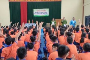 Công an xã Cam Lộ ra mắt mô hình hỗ trợ giữ gìn an ninh trật tự học đường