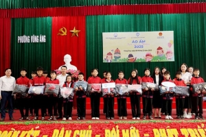 Hà Tĩnh: Trao 590 áo ấm cho trẻ em khuyết tật, có hoàn cảnh khó khăn