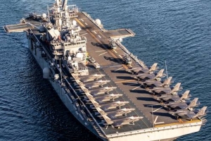 Tàu tấn công đổ bộ USS Tripoli và tàu tuần dương USS Robert Smalls cập cảng Tiên Sa