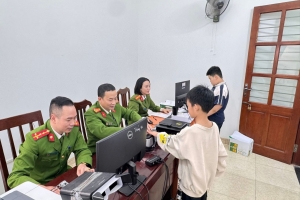 Hà Nội: Phường Tương Mai hỗ trợ học sinh làm căn cước, duy trì làm việc liên tục để phục vụ người dân