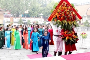 Đoàn đại biểu dự Đại hội phụ nữ tỉnh Thanh Hóa lần thứ XIX dâng hương, báo công Chủ tịch Hồ Chí Minh và các anh hùng liệt sỹ