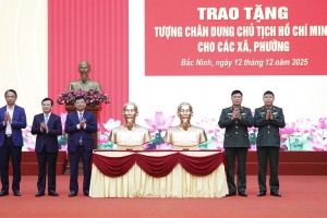 Bộ Tư lệnh Quân khu 1 trao tặng tượng chân dung Chủ tịch Hồ Chí Minh cho các xã, phường tỉnh Bắc Ninh