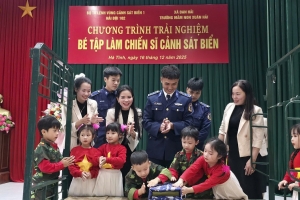 Hải đội 102 tổ chức chương trình trải nghiệm “Bé tập làm chiến sĩ Cảnh sát biển”
