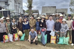 Chi cục Quản lý thị trường tỉnh Gia Lai tiếp tục hỗ trợ đồng bào vùng lũ