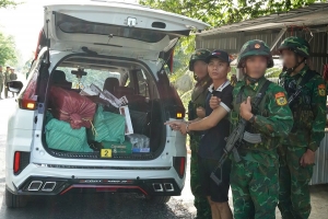 Bắt đối tượng sử dụng ô tô vận chuyển 3.000 bao thuốc lá ngoại nhập lậu