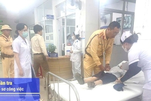 CSGT Đà Nẵng dùng xe đặc chủng đưa một học sinh lớp 1 bị rắn cắn đi cấp cứu