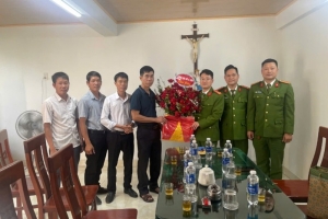 Công an Hưng Yên tặng quà giáo họ Đồng Tâm nhân dịp lễ Noel