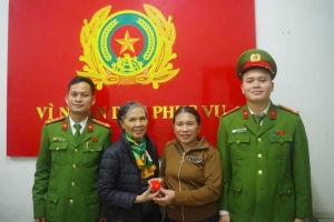 Hà Tĩnh: Người phụ nữ thu mua phế liệu trả lại vàng tìm được trong két sắt cũ