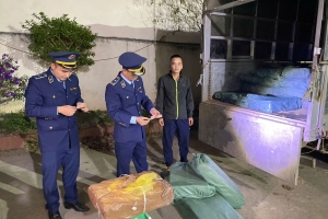 Phát hiện phương tiện vận chuyển quần áo, giày dép và thực phẩm có dấu hiệu vi phạm