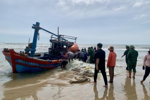 Bộ đội Biên phòng TP. Hồ Chí Minh kịp thời hỗ trợ tàu cá bị sóng đánh chìm tại Hồ Tràm