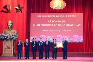Gắn công tác nghiên cứu lý luận, đào tạo cán bộ với thực tiễn phát triển đất nước