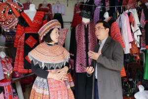 Tung tăng một miền váy áo Mộc Châu