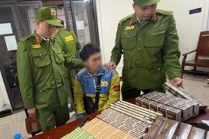 Hà Nội: Bắt giữ đối tượng vận chuyển 300 bao thuốc lá nghi nhập lậu