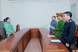 Cất giấu vàng trong áo khoác, tất chân để đi qua cửa khẩu